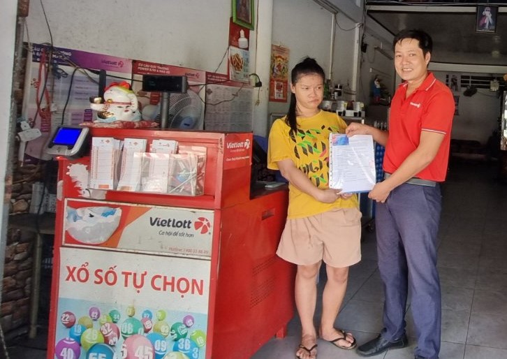 Lần đầu tiên tại Việt Nam, 2.728 người bán vé số được trao tặng bảo hiểm sức khỏe