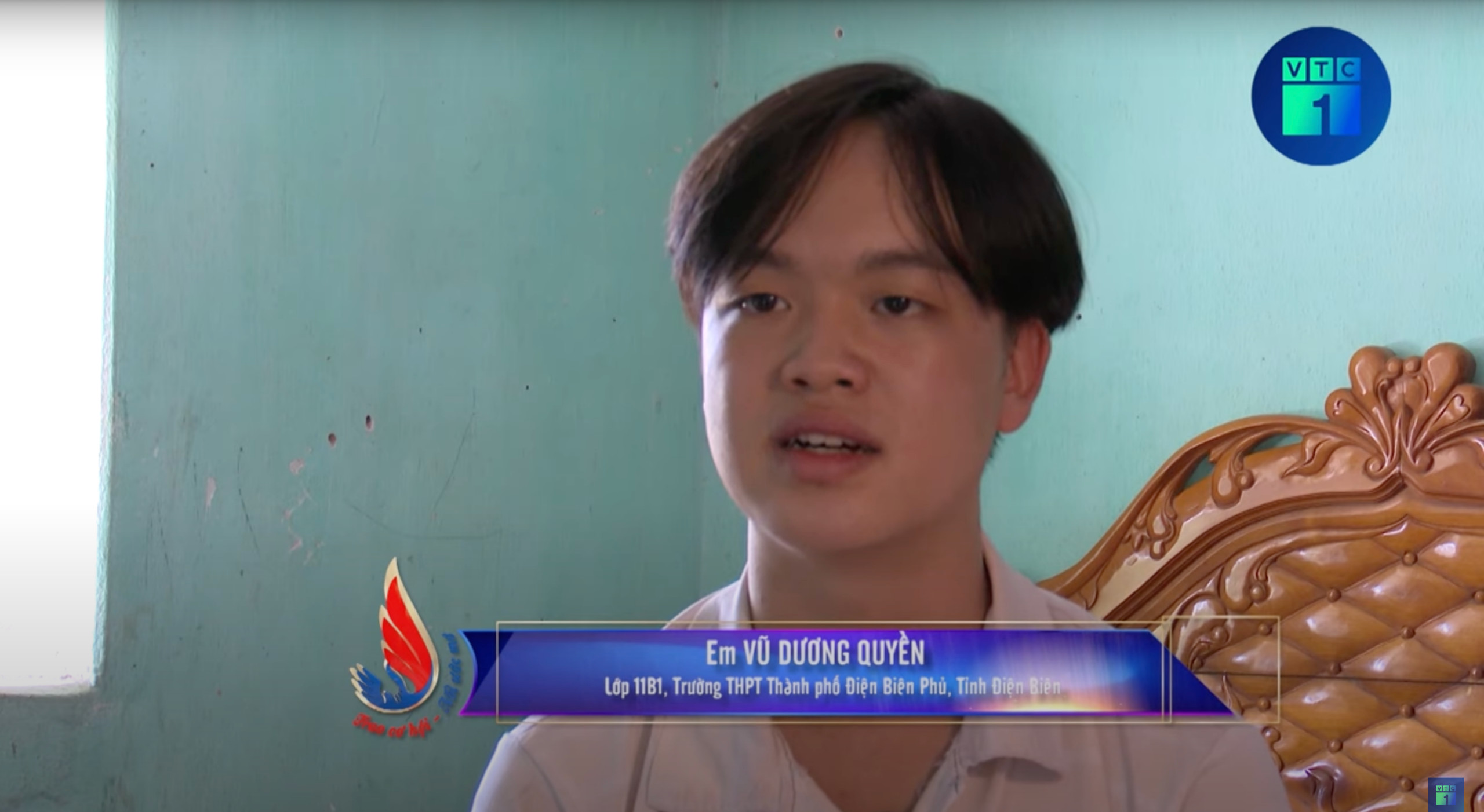 Nghị lực phi thường của cậu học trò có bố mẹ khuyết tật bẩm sinh
