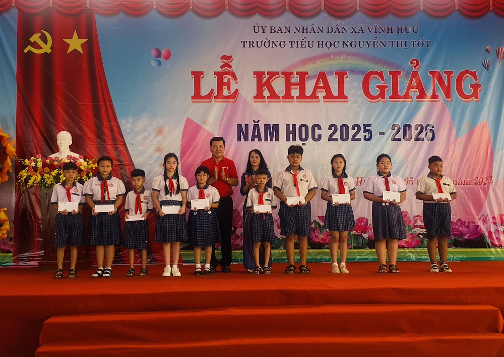 Vietlott và Quỹ Tâm Tài Việt đồng hành cùng mùa khai giảng, trao học bổng và hỗ trợ trang thiết bị học tập tại nhiều địa phương
